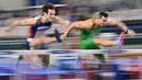 Vladimir Vukicevic (kiri) dari Norwegia dan Balazs Baji dari Hongaria berkompetisi pada semifinal 60m lari gawang putra pada Kejuaraan Atletik Indoor Eropa 2021 di Torun. (Foto: AFP/Andrej Isakovic)