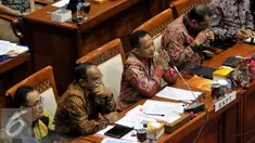 Kepala BNPT Komjen Pol Tito Karnavian saat melakukan Rapat Dengar Pendapat (RDP) dengan Komisi III DPR di Komples Parlemen, Jakarta, Rabu (13/4). RDP membahas Pelaksanaan tupoksi BNPT serta kendala dan hambatan yang dihadapi. (Liputan6.com/Johan Tallo)