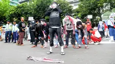 Massa aksi yang tergabung dalam Gerakan Solidaritas Umat Muslim menggelar teatrikal penembakan di Masjid Selandia Baru pada CFD di Bundaran HI, Jakarta, Minggu (17/3). Mereka mengutuk penembakan terhadap jemaah. (Liputan6.com/Herman Zakharia)