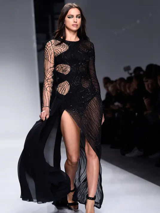 Model asal Rusia, Irina Shayk tampil dalam balutan gaun hitam transparan koleksi Atelier Versace pada rangkaian Paris Haute Couture Fashion Week Spring-Summer 2016 di Paris, Minggu (24/1). (AFP PHOTO / Miguel Medina)