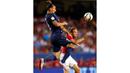 Pemain PSG, Zlatan Ibrahimovic melakukan duel udara dengan pemain Manchester United, Daley Blind pada laga International Champions Cup 2015 di Soldier Field, AS, Kamis (30/7) pagi WIB. (Reuters/Jeff Haynes)