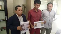 Faisyal Mursid (kiri) melaporkan dua akun di medsos yang mencemarkan nama baik Sriwijaya FC (Liputan6.com/Indra Pratesta)