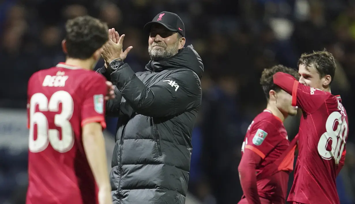 Manajer Liverpool Jurgen Klopp (tengah) merayakan kemenangan atas Preston North End pada pertandingan Piala Liga Inggris di Stadion Deepdale, Preston, Inggris, 27 Oktober 2021. Liverpool menang 2-0. (AP Photo/Jon Super)