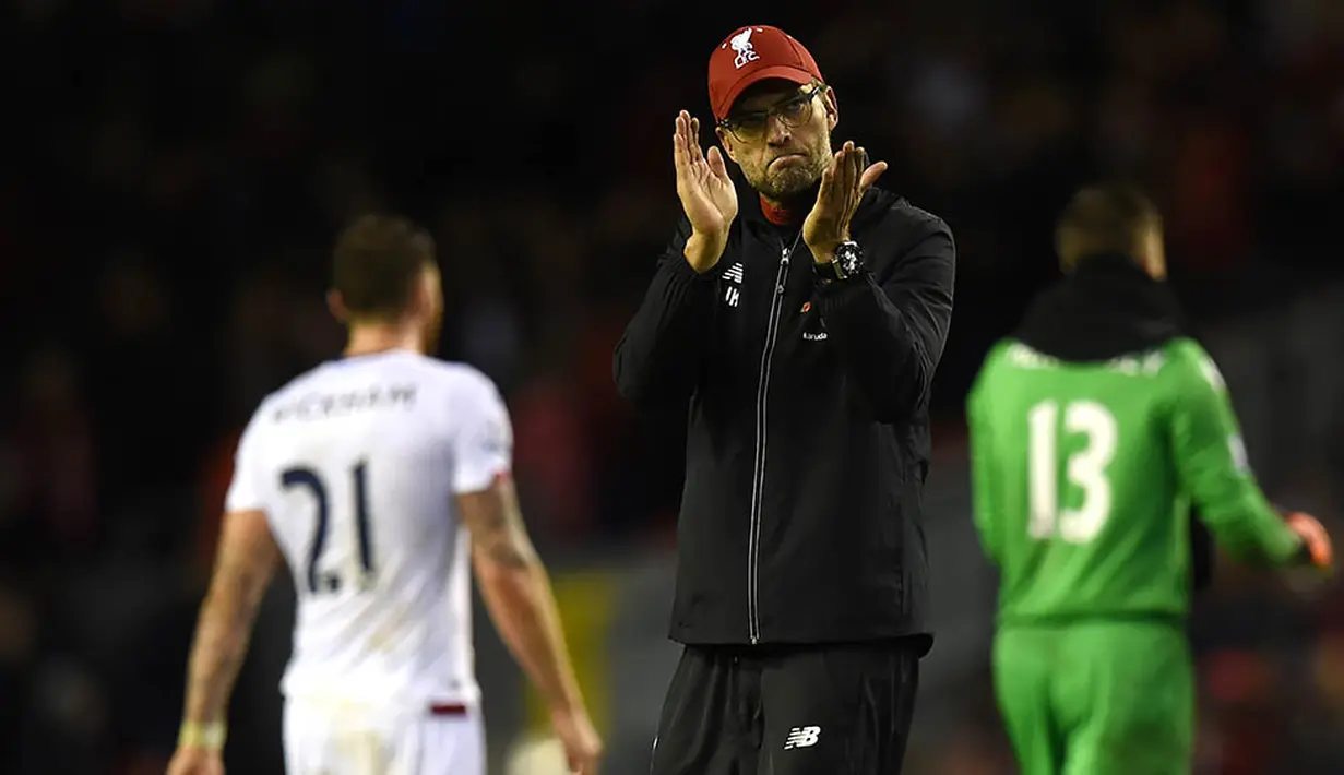 Pelatih Liverpool, Jurgen Klopp, menyapa fans usai laga Liga Inggris melawan Crystal Palace di Stadion Anfield, Inggris, Minggu (8/11/2015). (AFP Photo/Paul Ellis)