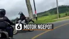 Ulah pengendara motor satu ini tak layak ditiru.