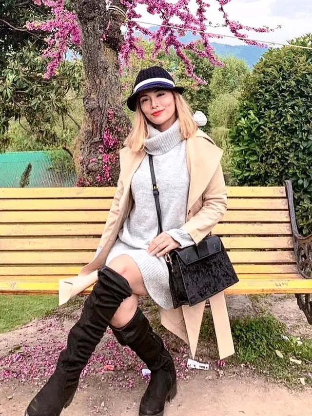 Sempat Viral Bantu Lahiran Santai dengan Tiup-tiup, Ini 6 Potret Bidan Novel yang Hits