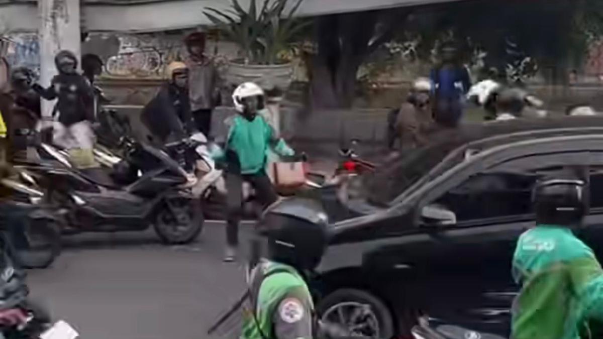 Mobil Calya Hitam Diamuk Massa di Gunung Sahari Jakpus, 2 Penumpang Diamankan
