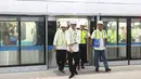 Presiden Joko Widodo bersama Menhub Budi Karya Sumadi, Gubernur DKI Jakarta, Anies Baswedan dan Ketua DPRD Jakarta Prasetyo Edi Marsudi turun dari kereta MRT di Stasiun Bundaran HI, Jakarta, Selasa (6/11). (Liputan6.com/Angga Yuniar)