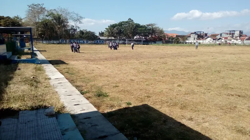 Kondisi rumput stadion Jayaraga nampak kering