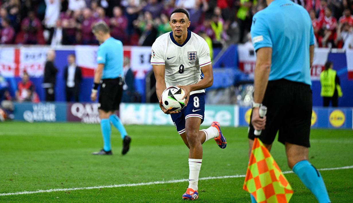<p>Pemain Inggris, Trent Alexander Arnold melakukan selebrasi setelah mencetak gol penentu kemenangan pada babak adu penalti&nbsp;laga perempat final Euro 2024 di Duesseldorf Arena, Duesseldorf, Jerman, Sabtu (06/07/2024). (AFP/Ina Fassbender)</p>