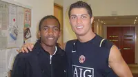 Evandro Brandao (kiri) berpose dengan Cristiano Ronaldo saat di Manchester United. (Dok Pribadi Evandro Brandao)