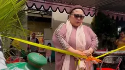 Warung Sepi, Nunung Bagikan Makanan ke Tukang Becak dan Tukang Parkir