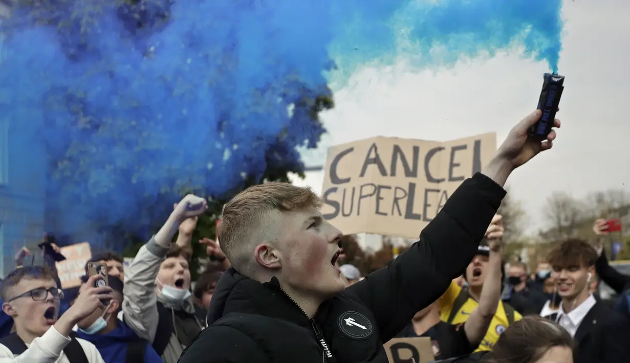 Fans Chelsea melakukan aksi protes menentang keputusan Chelsea ikut serta dalam pembentukan Liga Super Eropa di luar Stadion Stamford Bridge, London, Inggris, Selasa (20/4/2021). Usulan 12 klub membentuk Liga Super Eropa memicu kemarahan dan kecaman hingga humor dan sarkasme. (AP Photo/Matt Dunham)