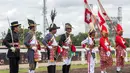 Gelaran balap kuda tahunan ini ditampilkan melalui arak-arakan bergada atau prajurit pembawa trofi raja pada upacara pembukaan IHR Piala Raja HB X 2025. Tampak dalam foto, anggota Bregada, pasukan pengawal upacara tradisional Istana Yogyakarta, tampil dalam upacara pembukaan Piala Raja Hamengku Buwono X 2025, kejuaraan balap kuda nasional tahunan yang memperebutkan trofi Sultan Hamengku Buwono X, di lintasan Sultan Agung, Bantul, Yogyakarta, pada Minggu 9 November 2025. (DEVI RAHMAN/AFP)