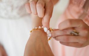 Ilustrasi Gelang Emas Mutiara (Photo by bristekjegor on Freepik)