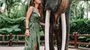 Tak hanya menikmati keindahan alam seperti pantai, namun Luna Maya juga berkunjung ke Mason Elephant Park. Mantan kekasih Ariel Noah ini bahkan berfoto dengan seekor gajah bernama Dumbo. (Liputan6.com/IG/lunamaya)