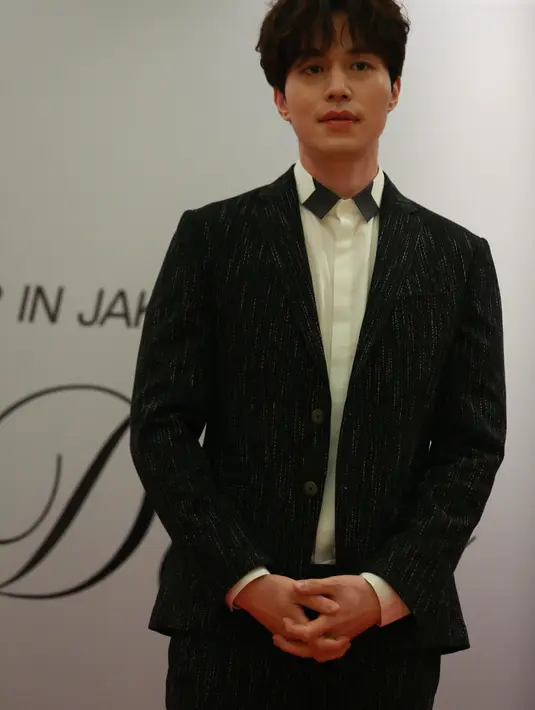 "Saya sudah lama nggak ke sini, 10 tahun. Saya ingin lebih dekat dengan fans saya, ingin menghabiskan waktu bersenang-senang," ujar Lee Dong Wook. (Nurwahyunan/Bintang.com)