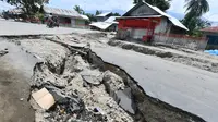 Jalanan rusak usai gempa dan tsunami melanda Kabupaten Sigi, Sulawesi Tengah, Kamis (4/10). Empat kecamatan terisolir yang dimaksud BNPB yaitu Lindu, Kolawi, Kolawi Selatan dan Titikor. (ADEK BERRY/AFP)