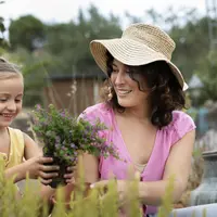 Mengajak anak berkebun adalah langkah awal yang sederhana namun sangat bermakna. (Foto/dok: Freepik)