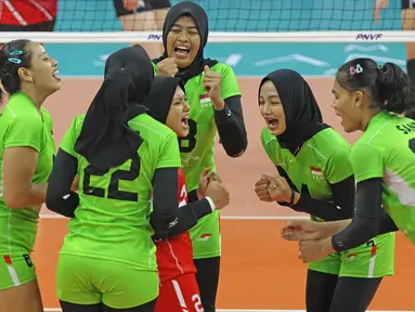 Timnas voli putri Indonesia yang bermaterikan para pemain muda sukses menutup AVC Challenge Cup 2024 dengan kemenangan usai melibas Hong Kong 3-0 (25-15, 25-19, 25-20) dalam perebutan posisi ketujuh di Rizal Memorial Coliseum, Manila, Filipina, Rabu (29/5/2024) pagi WIB. Kemenangan atas Hong Kong juga menjadi ajang balas dendam atas kekalahan pada fase grup dengan skor yang sama. (Asian Volleyball Confederation)