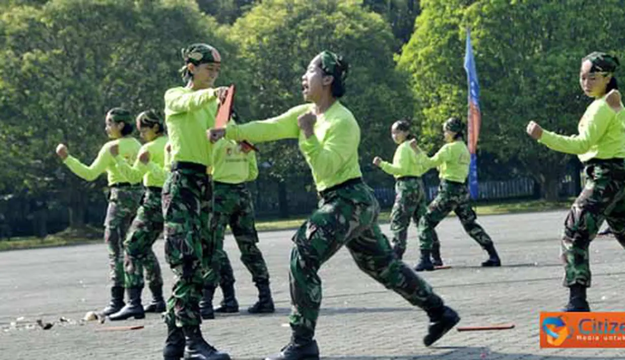 Citizen6, Jakarta: Atraksi beladiri wanita TNI, Jakarta, Kamis (21/4). (Pengirim: Badarudin Bakri Badar)