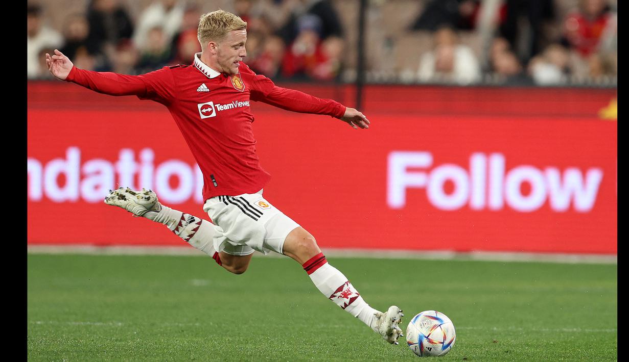Donny van de Beek awalnya digadang-gadang akan menjadi pemain kunci Manchester United karena pernah menjadi pemain penting Erik ten Hag saat menangani Ajax Amsterdam. Sayangnya, ia malah lebih banyak dicadangkan. Peluangnya menembus starting XI juga cukup tipis karena Christian Eriksen dan Scott McTominay tampil impresif, begitu juga Bruno Fernandes. Masalah Van de Beek makin pelik usai kedatangan Casemiro di skuat MU. (AFP/Martin Keep)