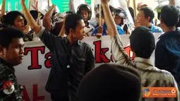Citizen6, Cilegon: Demo ini berkaitan dengan tertangkapnya mantan Walikota Cilegon, Aat Syafaat oleh Komisi Pemberantasan Korupsi (KPK). (Pengirim: Dany Perdana)