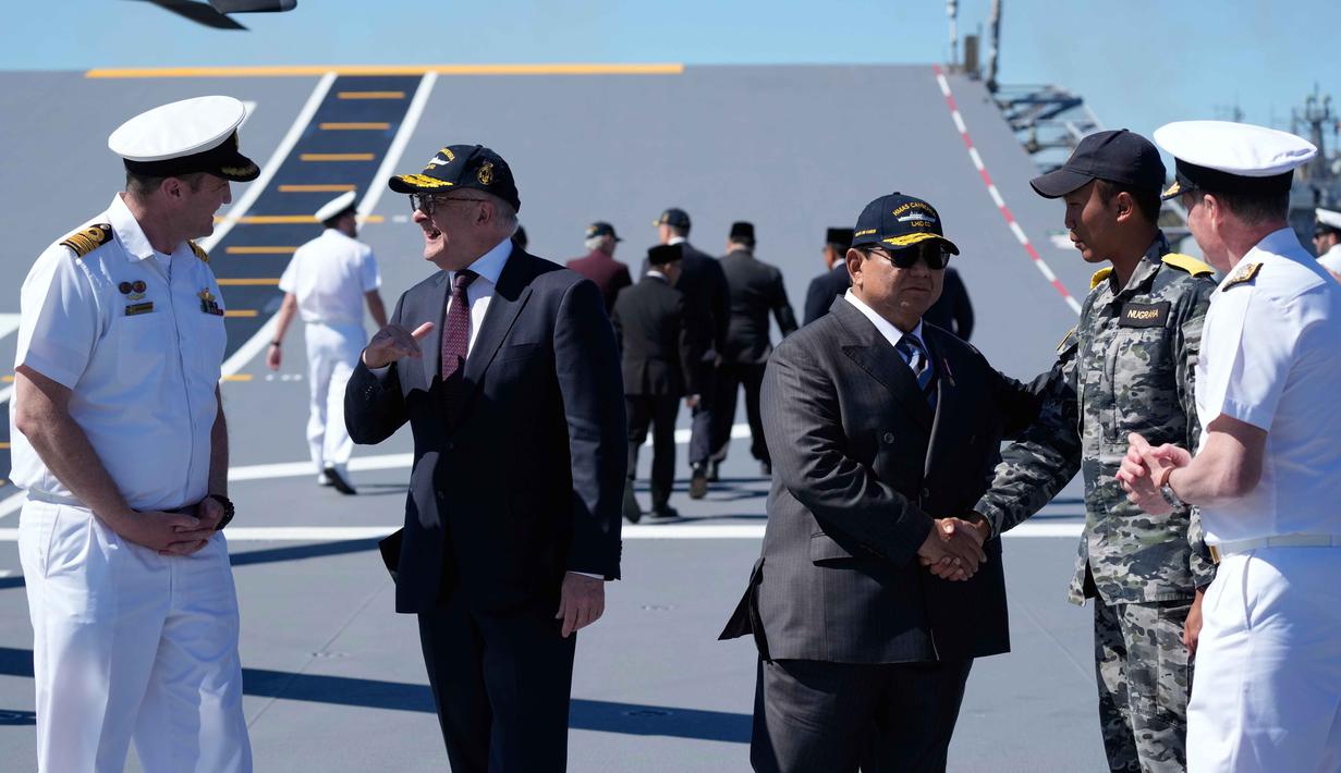 Kunjungan sekaligus menandai penguatan hubungan pertahanan dan kerja sama strategis antara kedua negara. Tampak dalam foto, Presiden Indonesia Prabowo Subianto (ketiga dari kanan) dan Perdana Menteri Australia Anthony Albanese (kedua dari kiri) berbicara dengan personel militer di atas kapal HMAS Canberra di pangkalan armada Kuttabul di Sydney, Australia, Rabu 12 November 2025. (AP Photo/Rick Rycroft)