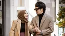 Masih senada, namun dalam palet warna yang lebih netral, Aurel tampil kenakan long coat cokelat, yang dipadunya dengan innerwear hitam dan pleated midi skirt berwarna ungu. Sedangkan Atta memberi sentuhan warna cokelat netral pada tampilan serba hitamnya. Foto: Instagram.