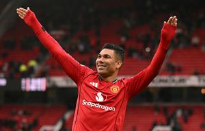 Meski menjadi pemain penting di Manchester United musim 2025-26, Casemiro akan meninggalkan Old Trafford saat kontraknya habis. MLS akn menjadi opsi potensial bagi gelandang Brasil ini. Kehidupan dan gaya bermain di Amerika menjadi daya tarik tambahan bagi Casemiro.(AFP/Oli Scarff)