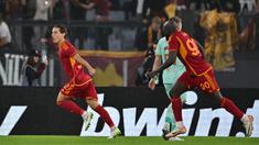 Pemain AS Roma, Edoardo Bove (kiri) melakukan selebrasi setelah mencetak gol cepat ke gawang Slavia Praha pada laga Grup G Liga Europa 2023/2024 di Olympic Stadium, Roma, Italia, Jumat (27/10/2023) dini hari WIB. Bove berhasil mencetak gol 47 detik melalui sepakan keras dari luar kotak penalti lawan. (AFP/Alberto Pizzoli)