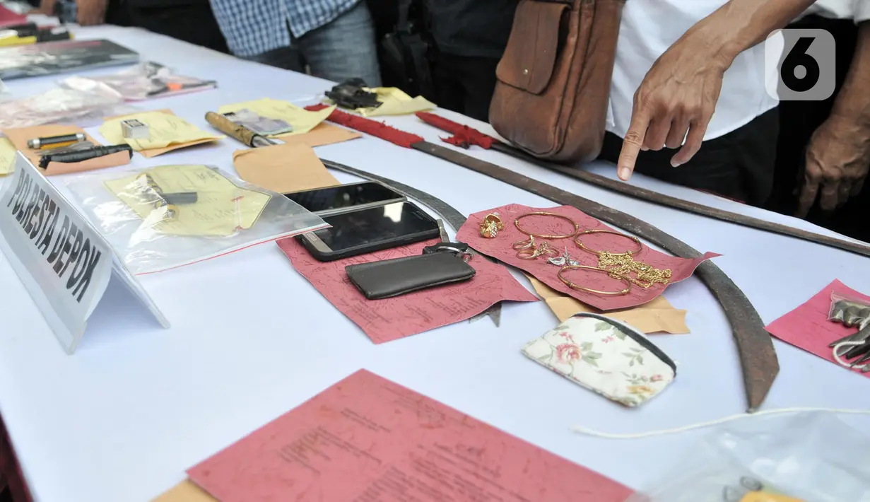 Barang bukti diperlihatkan dihadirkan saat rilis hasil Operasi Sikat Jaya 2019 di Mapolda Metro Jaya, Jakarta, Senin (25/11/2019). Operasi Sikat Jaya 2019 yang berlangsung pada 12-26 November di wilayah hukum Polda Metro Jaya berhasil menjaring 3.314 tersangka. (merdeka.com/Iqbal Nugroho)