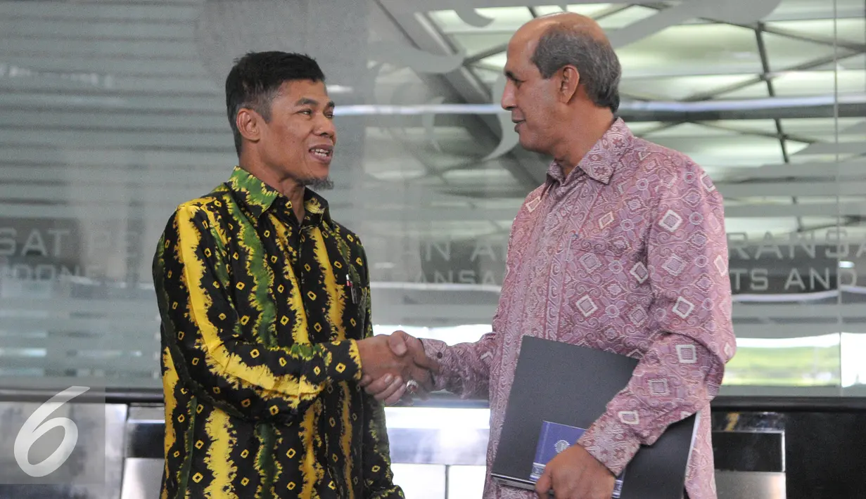 Ketua PPATK M Yusuf bersalaman dengan Multilateral Kemenlu Hasan Kleib usai memberi keterangan terkait penghapusan Indonesia dari status Grey Area oleh FATF di Kantor PPATK Jakarta, Jumat (26/6/2015). (Liputan6.com/Herman Zakharia)