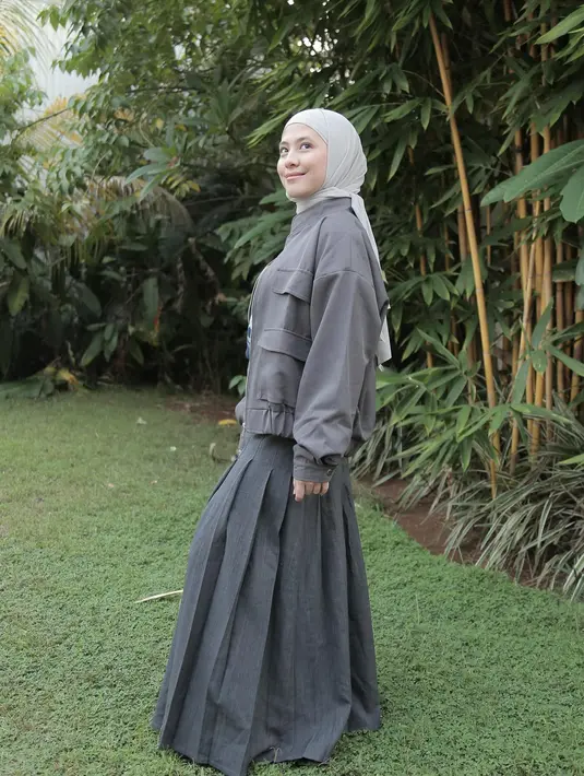 <p>Peran mengenakan hijab rupanya membawa perubahan yang sangat positif dalam keseharian Zara. (Foto: Instagram/ zaraadhsty)</p>