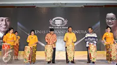 Pembukaan Munas I Srikandi Hanura ditandai dengan pemukulan gendang, Jakarta, Senin (30/5). Wiranto, Ade Komarudin dan Saleh Husin terlihat ikut memukul gendang. (Liputan6.com/ Immanuel Antonius)