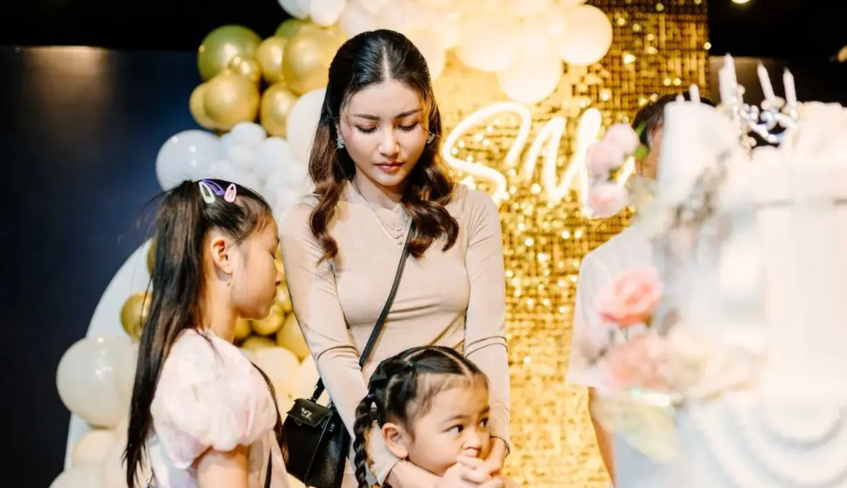 Tanpa Ruben Onsu, Sarwendah terlihat cantik dan menawan di perayaan ulang tahunnya yang ke-35 [@theonsufamily]