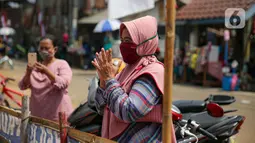 Warga menyemangati para peserta lomba menangkap belut dengan menerapkan protokol Kesehatan di kawasan Pondok Cabe IV, Tangerang Selatan, Senin (17/8/2020). Lomba tersebut digelar untuk menyemarakkan HUT ke-75 Kemerdekaan Republik Indonesia. (merdeka.com/Faizal Fanani)