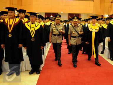 Kapolri Jenderal Badrodin Haiti menghadiri acara Dies Natalis PTIK ke-70 di Auditorium PTIK, Jakarta, Jumat (17/6). Sebagain besar dari wisudawan merupakan perwira pertama dan menengah Polri berpangkat AKP dan Kompol. (Liputan6.com/Helmi Afandi)