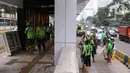 Sejumlah petugas membersihkan sisa kerusakan Halte Bus TransJakarta Tosari, Jakarta, Jumat (9/10/2020). Sejumlah fasilitas umum rusak dalam kericuhan unjuk rasa menolak pengesahan UU Cipta Kerja yang terjadi Kamis (8/10).  (Liputan6.com/Angga Yuniar)