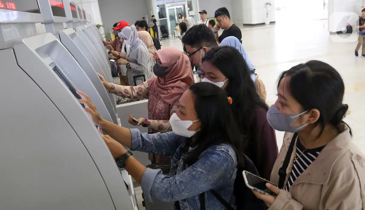 Penambahan jadwal ini juga sudah diikuti dengan penambahan jumlah perjalanan KA Feeder yang dioperasikan oleh KAI untuk menuju Stasiun Bandung dan Cimahi. Perjalanan KA Feeder tersebut jadwalnya telah disesuaikan dengan jadwal kedatangan dan keberangkatan Kereta Cepat Whoosh di Stasiun Padalarang. (Liputan6.com/Herman Zakharia)