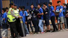 Suporter Persib rela antri panjang untuk menyaksikan laga Persib vs Mitra Kukar di Piala Bhayangkara di Stadion Si Jalak Harupat, Bandung, Kamis (17/3/2016). Laga Persib kontra Mitra Kukar berakhir imbang 1-1. (Liputan6.com/Helmi Fithriansyah)