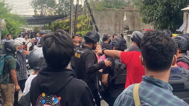 Personel gabungan dari Badan Narkotika Nasional (BNN) dan Polda Metro Jaya menggeruduk Kompleks Perumahan Permata Cengkareng atau Kampung Ambon, Kelurahan Kedaung Kali Angke, Kecamatan Cengkareng, Jakarta Barat.