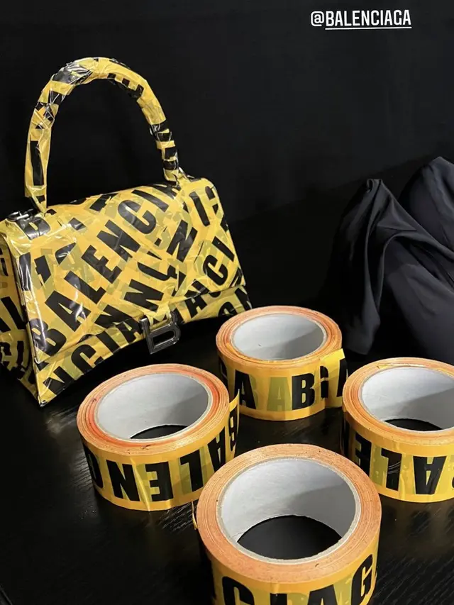 Resmi Bercerai dengan Kanye West, Tubuh Kim Kardashian Dibalut Selotip Kuning Bertuliskan Balenciaga di Paris Fashion Week/@kimkardahasian