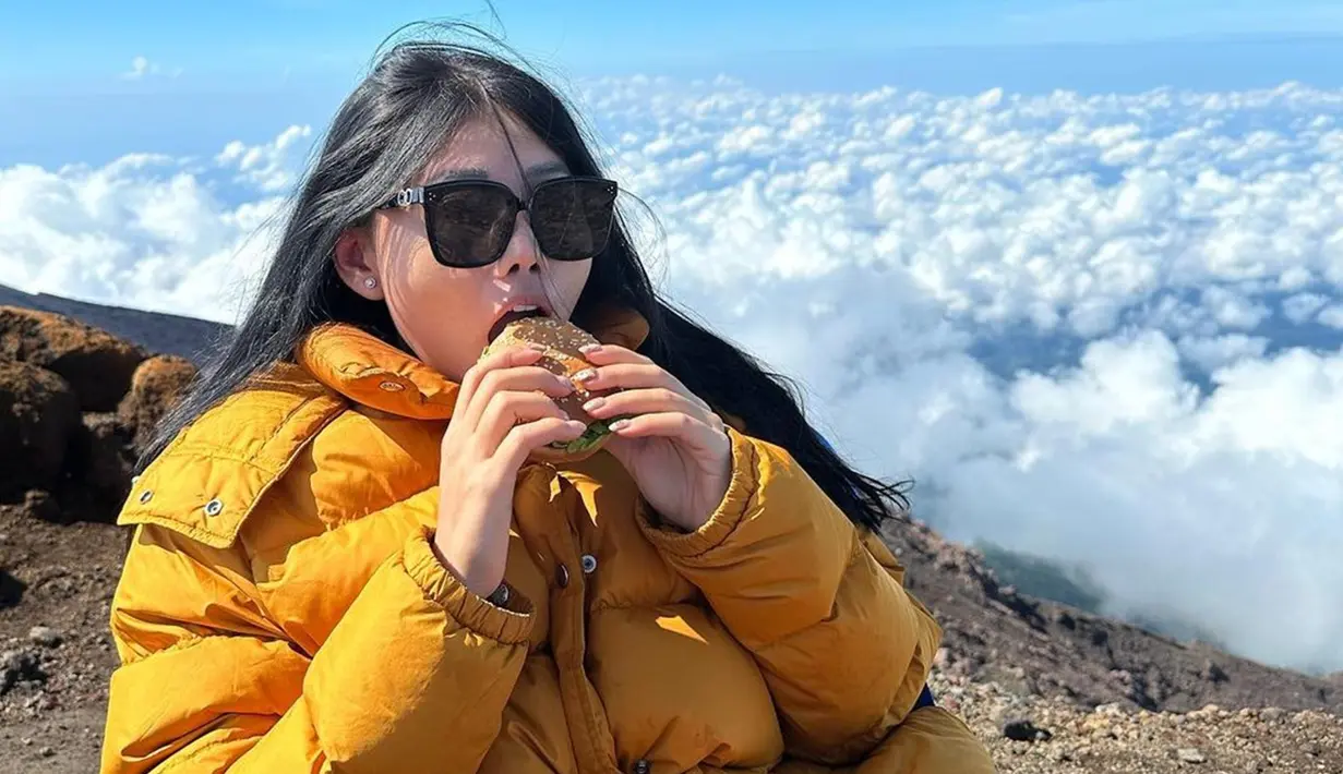 Unggahan Wendy saat berada di puncak Gunung Merbabu ini juga tak lepas dari sorotan netizen. Dirinya bahkan tampak begitu santai menikmati waktu dengan pemandangan awan yang menakjubkan. (Liputan6.com/IG/@wendywalters)