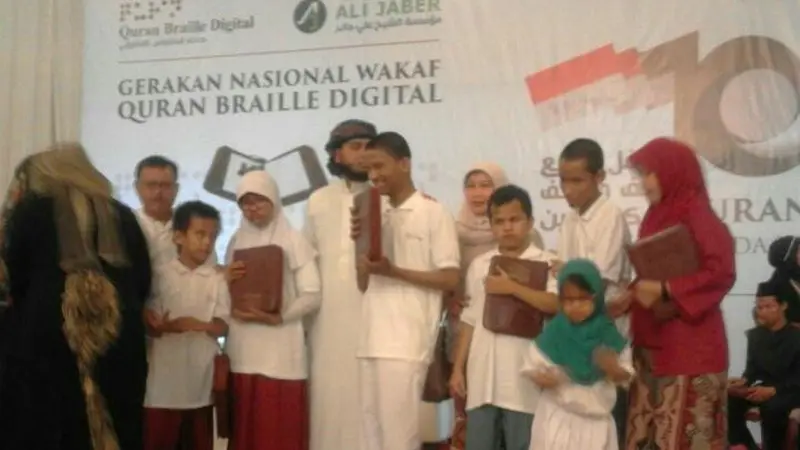Al-Quran Braille Digital pemberian Syekh Ali Jaber.
