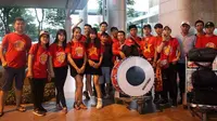 Bawa Bendera Raksasa, Suporter Vietnam Dipimpin Dirigen Cantik
