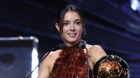 Pemain Barcelona putri, dan pemenang Ballon d’Or 2024, Aitana Bonmati, kembali meraih Ballon d'Or pada 2025 ini dalam malam gala yang digelar di Theatre du Chatelet, Paris, Selasa (23/9/2025) dini hari WIB. (Franck FIFE / AFP)