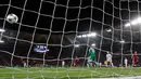 Pemain AS Roma, Stephan El Shaarawy mencetak gol ke gawang Chelsea pada laga keempat babak penyisihan Liga Champions di Stadion Olimpico, Rabu (1/11). Chelsea harus mengakui keunggulan tuan rumah dengan skor 0-3. (AP/Alessandra Tarantino)