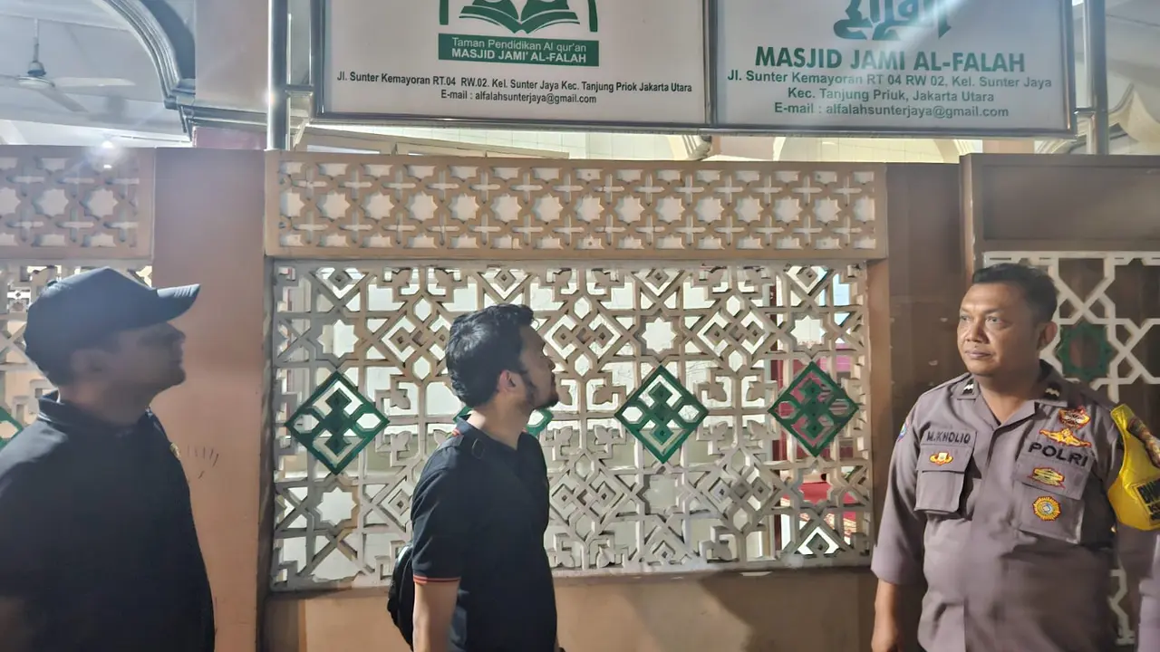 Polisi mendalami motif pembakaran Masjid Jami Al-Falah, Sunter, Jakarta Utara pada Rabu, 24 Januari 2024. Pria berinisial SMY (20) ditangkap polisi karena aksinya tersebut.