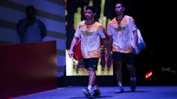 Ganda putra Indonesia, Sabar Karyaman/Moh Reza Pahlevi memasuki lapangan jelang menghadapi pasangan Malaysia, Man Wei Chong/Kai Wun Tee pada laga semifinal turnamen bulu tangkis Indonesia Open 2024 di Istora Senayan, Jakarta, Sabtu (8/6/2024). (Bola.com/Bagaskara Lazuardi)